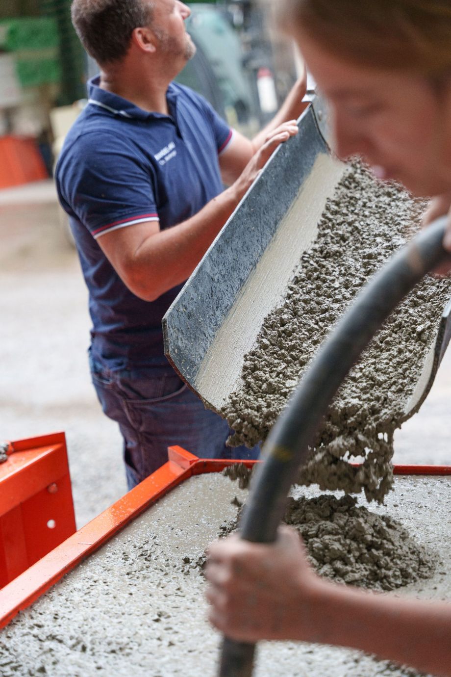Personen betonieren mit einem Betonmischer