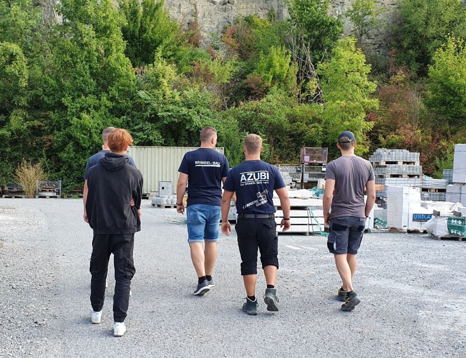 Azubis laufen über den Bauhof