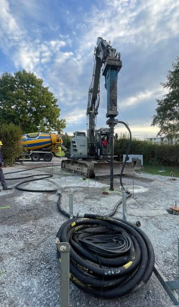 Duktile Gusspfahlgründung mit Kettenbagger