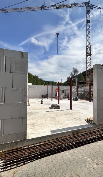 Rohbaumauerwerk mit einem Baukran